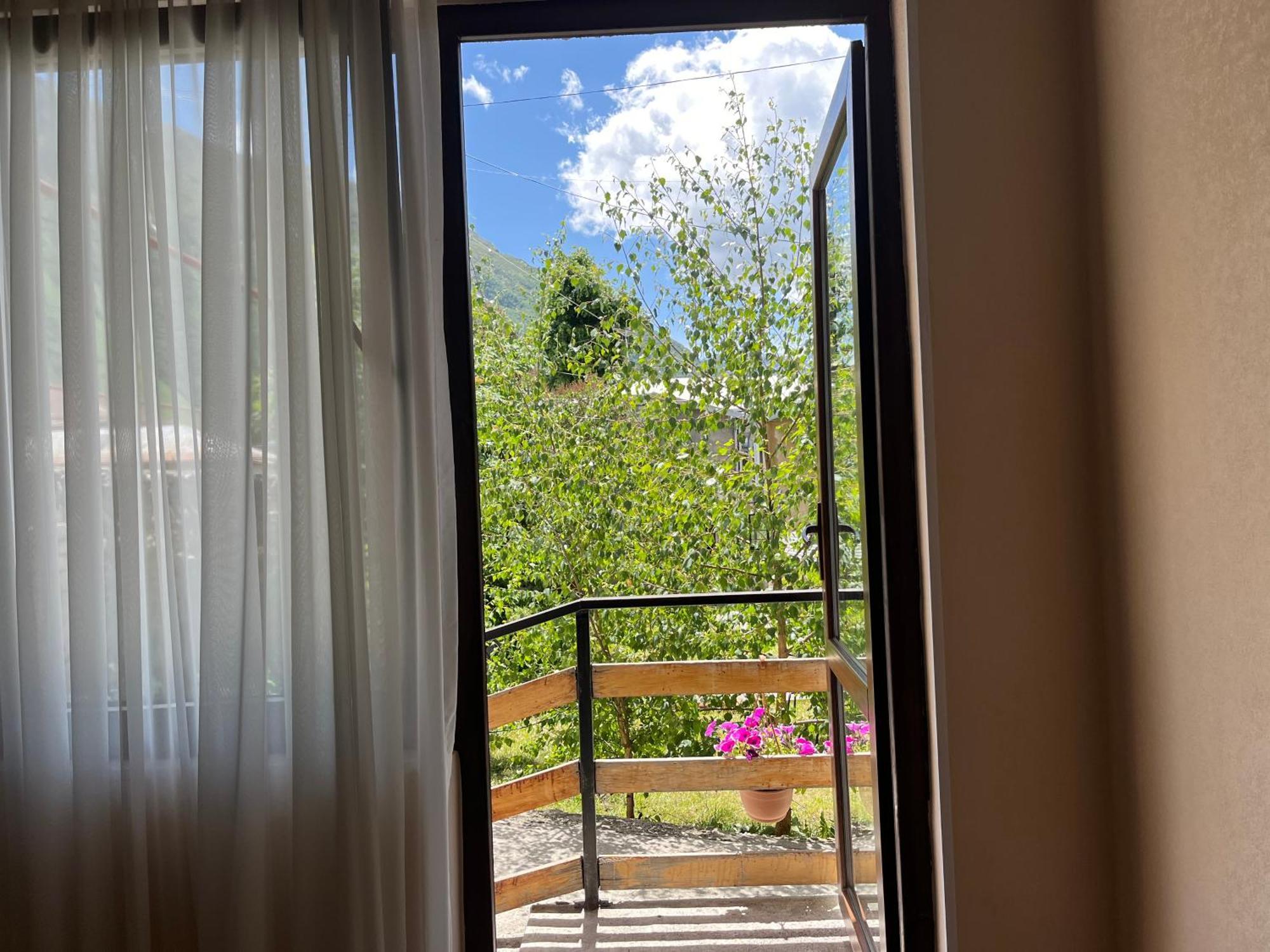 Soso Burduli'S Guesthouse Kazbegi Eksteriør bilde