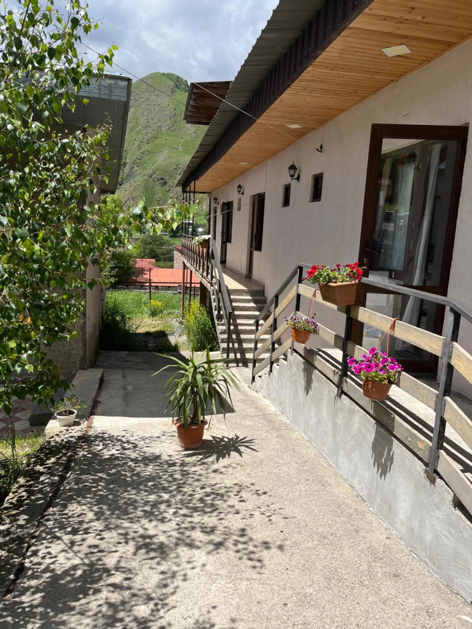Soso Burduli'S Guesthouse Kazbegi Eksteriør bilde